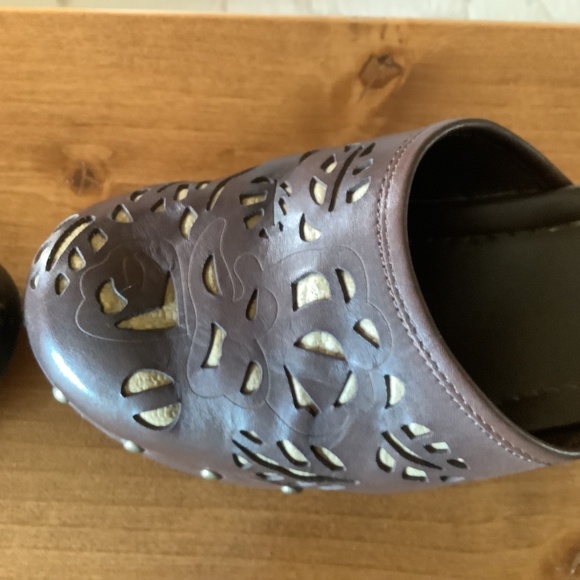 Dockers Leather Laser Cut Clogs - Picture 4 of 5